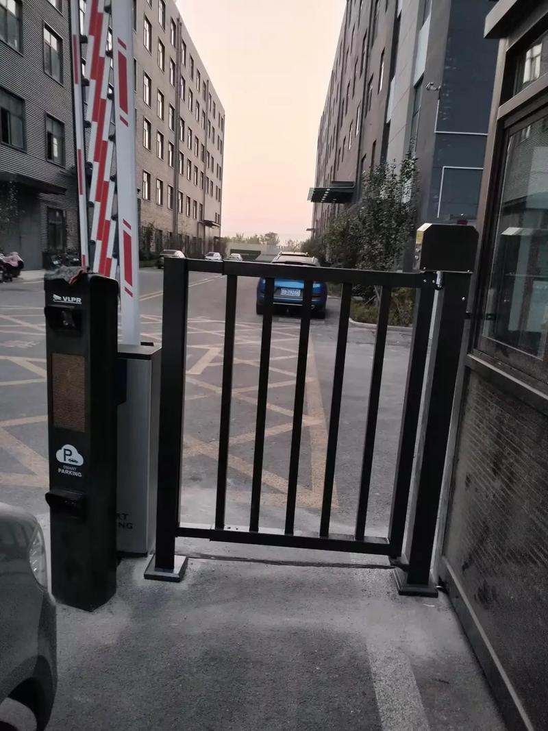 胶州市华谊家具集团安装4套道闸小门.#安防 #道闸